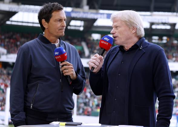 KAHN Oliver CEO Team FC Bayern Muenchen mit SKY Moderator HELLMANN Sebastian DFL Fussball Bundesliga Saison 2022 - 2023 Spiel Werder Bremen - FC Bayern Muenchen 1 : 2 am 06.05.2023 in Bremen DFL REGULATIONS PROHIBIT ANY USE OF PHOTOGRAPHS as IMAGE SEQUENCES and or QUASI-VIDEO Copyright: xLacixPerenyix