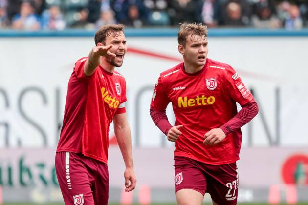 links Benedikt Gimber (Regensburg) mit Lasse Günther (Regensburg) ; GER, FC Hansa Rostock vs. SSV Jahn Regensburg, Fussball, 2. Bundesliga, 31. Spieltag, Spielzeit 2022 2023, 06.05..2023, DFL REGULATIONS PROHIBIT ANY USE OF PHOTOGRAPHS AS IMAGE SEQUENCES AND OR QUASI-VIDEO, @ Andy Bünning GER, FC Hansa Rostock vs. SSV Jahn Regensburg, Fussball, 2. Bundesliga, 31. Spieltag, Spielzeit 2022 2023, 06.05.2023 Rostock Copyright: xEibner-Pressefoto AndyxBuenningx EP_ABG