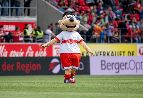 Jahni, das Maskottchen des SSV Jahn Regensburg, sorgt fuer Pausenunterhaltung. SSV Jahn Regensburg gegen Hamburger SV, Fussball, 2. Bundesliga, 32. Spieltag, Saison 2022 2023, 14.05.2023. (DFL DFB REGULATIONS PROHIBIT ANY USE OF PHOTOGRAPHS as IMAGE SEQUENCES and or QUASI-VIDEO). SSV Jahn Regensburg gegen Hamburger SV, Fussball, 2. Bundesliga, 32. Spieltag, Saison 2022 2023, 14.05.2023. Regensburg Copyright: xEibner-Pressefoto HeikexFeinerx EP_EER