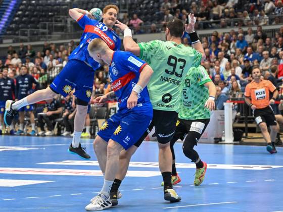 Lukas Stutzke (Bergischer HC, 39) mit einem Wurf gegen Mijajlo Marsenic (Fuechse Berlin, 93) und Mathias Gidsel (Fuechse Berlin, 19). Dabei Tom Kare Nikolaisen (Bergischer HC, 30). Bergischer HC vs. Fuechse Berlin, Handball, LIQUI Moly HBL, 29. Spieltag, Saison 2022 2023, 14.05.2023 Bergischer HC vs. Fuechse Berlin, Handball, LIQUI Moly HBL, 29. Spieltag, Saison 2022 2023, 14.05.2023 Duesseldorf Copyright: xEibner-Pressefotox xThomasxHaeslx EP_EER