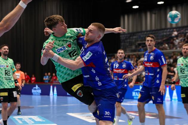 1. Bundesliga Handball Bergischer HC gegen Füchse Berlin, 14.05.2023 Nils Lichtlein ( 17 Fuechse Berlin) im Zweikampf mit Tom Kare Nikolaisen ( 30 Bergischer HC) - 1. Bundesliga Handball Bergischer HC gegen Füchse Berlin 14.05.2023 in Düsseldorf. Copyright: xBEAUTIFULxSPORTS KennyxBeelex