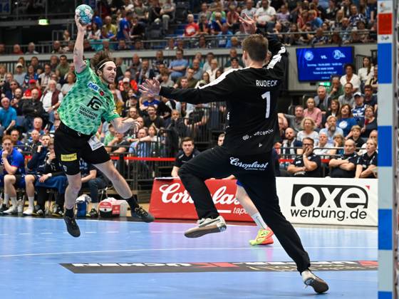 Jacob Tandrup Holm (Fuechse Berlin, 06) mit einem Wurfversuch gegen Christopher Rudeck (Bergischer HC, 01). Bergischer HC vs. Fuechse Berlin, Handball, LIQUI Moly HBL, 29. Spieltag, Saison 2022 2023, 14.05.2023 Bergischer HC vs. Fuechse Berlin, Handball, LIQUI Moly HBL, 29. Spieltag, Saison 2022 2023, 14.05.2023 Duesseldorf Copyright: xEibner-Pressefotox xThomasxHaeslx EP_EER