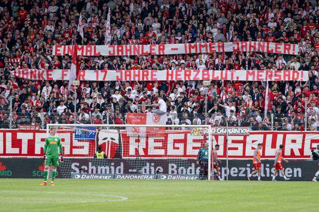 Die Regensburger Fans bedanken sich bei dem ehemaligen Trainer Mersad Selimbegovic fuer 17 Jahre Engagement beim Jahn. SSV Jahn Regensburg gegen Hamburger SV, Fussball, 2. Bundesliga, 32. Spieltag, Saison 2022 2023, 14.05.2023. (DFL DFB REGULATIONS PROHIBIT ANY USE OF PHOTOGRAPHS as IMAGE SEQUENCES and or QUASI-VIDEO). SSV Jahn Regensburg gegen Hamburger SV, Fussball, 2. Bundesliga, 32. Spieltag, Saison 2022 2023, 14.05.2023. Regensburg Copyright: xEibner-Pressefoto HeikexFeinerx EP_EER