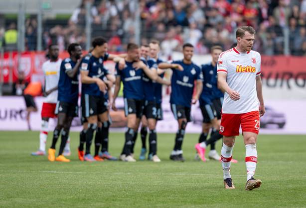 Enttaeuschung bei Steve Breitkreuz (SSV Jahn Regensburg, 23), waehrend im Hintergund die Hamburger Spieler das Tor von Filip Bilbija (Hamburger SV, 7) zum 1:5 - Endstand feiern. SSV Jahn Regensburg gegen Hamburger SV, Fussball, 2. Bundesliga, 32. Spieltag, Saison 2022 2023, 14.05.2023. (DFL DFB REGULATIONS PROHIBIT ANY USE OF PHOTOGRAPHS as IMAGE SEQUENCES and or QUASI-VIDEO). SSV Jahn Regensburg gegen Hamburger SV, Fussball, 2. Bundesliga, 32. Spieltag, Saison 2022 2023, 14.05.2023. Regensburg Copyright: xEibner-Pressefoto HeikexFeinerx EP_EER