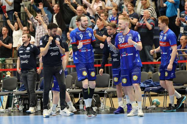 GER, LIQUI MOLY HBL, Bergischer HC vs. Fuechse Berlin 14.05.2023, Mitsubishi Electric HALLE, Duesseldorf, GER, LIQUI MOLY HBL, Bergischer HC vs. Fuechse Berlin , im Bild: Jubel Jubellauf, nach dem Schlusspfiff Jamal Naji Chef-Trainer (BHC), Alexander Weck (BHC 9), Tom Kare Nikolaisen (BHC 30), Lukas Stutzke (BHC 39),