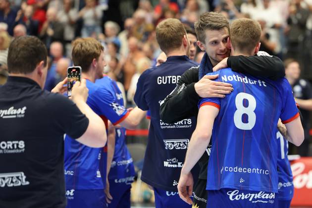 GER, LIQUI MOLY HBL, Bergischer HC vs. Fuechse Berlin 14.05.2023, Mitsubishi Electric HALLE, Duesseldorf, GER, LIQUI MOLY HBL, Bergischer HC vs. Fuechse Berlin , im Bild: BHC freut sich nach Ende des Spiels ueber den Sieg Tim Nothdurft (BHC 8), Christopher Rudeck Torwart (BHC 1),