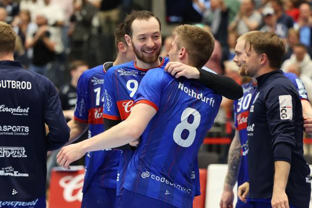 GER, LIQUI MOLY HBL, Bergischer HC vs. Fuechse Berlin 14.05.2023, Mitsubishi Electric HALLE, Duesseldorf, GER, LIQUI MOLY HBL, Bergischer HC vs. Fuechse Berlin , im Bild: BHC freut sich nach Ende des Spiels ueber den Sieg Alexander Weck (BHC 9), Tim Nothdurft (BHC 8),