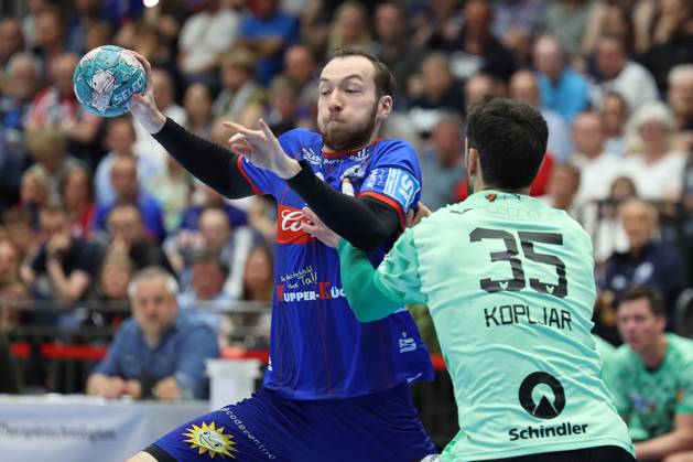 GER, LIQUI MOLY HBL, Bergischer HC vs. Fuechse Berlin 14.05.2023, Mitsubishi Electric HALLE, Duesseldorf, GER, LIQUI MOLY HBL, Bergischer HC vs. Fuechse Berlin , im Bild: Alexander Weck (BHC 9), im Zweikampf gegen Marko Kopljar (Fuechse Berlin 35),