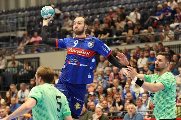GER, LIQUI MOLY HBL, Bergischer HC vs. Fuechse Berlin 14.05.2023, Mitsubishi Electric HALLE, Duesseldorf, GER, LIQUI MOLY HBL, Bergischer HC vs. Fuechse Berlin , im Bild: Alexander Weck (BHC 9), im Zweikampf gegen Max Darj (Fuechse Berlin 5), Fabian Wiede (Fuechse Berlin 3),