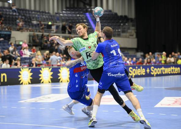 v.l. Tom Kare NIKOLAISEN (BHC) , Mathias GIDSEL (B), Tomas BABAK (BHC) Wurf, Aktion, Zweikampf, Handball 1. Bundesliga, 30. Spieltag, Bergischer HC (BHC) - Fuechse Berlin (B) 34:30, am 14.05.2023 in Duesseldorf Deutschland. ÂÂ
