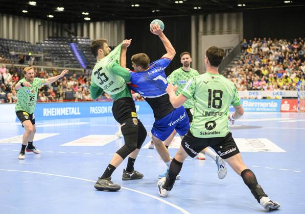 v.l. Marko KOPLJAR (B), Frederik LADEFOGED (BHC), Hans LINDBERG (B) Aktion, Zweikampf, Handball 1. Bundesliga, 30. Spieltag, Bergischer HC (BHC) - Fuechse Berlin (B) 34:30, am 14.05.2023 in Duesseldorf Deutschland. ÂÂ