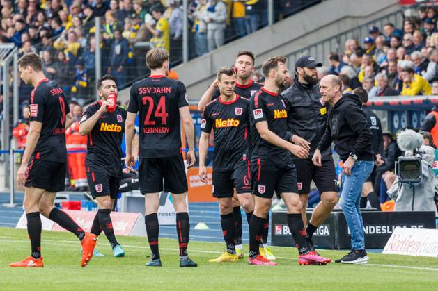 Scott Kennedy (SSV Jahn Regensburg 20) und Benedikt Gimber (SSV Jahn Regensburg 05) mit Joe Enochs (SSV Jahn Regensburg, Cheftrainer) Eintracht Braunschweig vs SSV Jahn Regensburg, Fußball, 2. Bundesliga, 33. Spieltag, Saison 2022 2023, 20. Mai 2023 DFL REGULATIONS PROHIBIT ANY USE OF PHOTOGRAPHS AS IMAGE SEQUENCES AND OR QUASI-VIDEO, Eintracht Braunschweig vs SSV Jahn Regensburg, Fußball, 2. Bundesliga, 33. Spieltag, Saison 2022 2023, 20. Mai 2023 Braunschweig Copyright: xKarstenxSocherx EP_EER