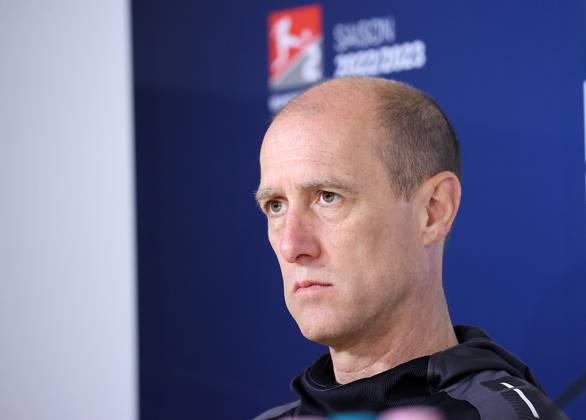 Fussball, Herren, Saison 2022 2023, 2.BL, Eintracht Stadion, Eintracht Braunschweig - SSV Jahn Regensburg, 1-2 oseph Enochs (Jahn Regensburg) in der Pressekonferenz nach dem Spiel, gerade aus der 2. Liga abgestiegen DFL REGULATIONS PROHIBIT ANY USE OF PHOTOGRAPHS AS IMAGE SEQUENCES AND OR QUASI-VIDEO.