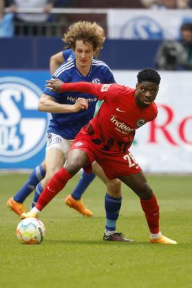 Gelsenkirchen, Deutschland, 1. Fussball Bundesliga 33. Spieltag FC Schalke 04 vs. Eintracht Frankfurt 2:2 am 20. 05. 2023 in der Veltins Arena auf Schalke in Gelsenkirchen Alex KRAL (S04) li.- und Eric Junior DINA EBIMBE (FFM) re.-
