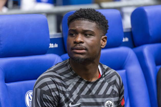 Ersatzspieler auf der Auswechselbank, Eric Junior Dina Ebimbe (SGE), Fussball, Bundesliga, 2022 2023, Veltins Arena Gelsenkirchen, FC Schalke 04 vs. Eintracht Frankfurt 2-2 Fussball, Bundesliga, 2022 2023, FC Schalke 04 vs. SG Eintracht Frankfurt 2:2, Veltins Arena Gelsenkirchen, Ersatzspieler auf der Auswechselbank, Eric Junior Dina Ebimbe (SGE), DFL REGULATIONS PROHIBIT ANY USE OF PHOTOGRAPHS AS IMAGE SEQUENCES AND OR QUASI-VIDEO, sports, football, Bundesliga, 2022 2023, FC Schalke 04 vs. SG Eintracht Frankfurt 2-2, Veltins Arena Gelsenkirchen, stand-by player on the bench, Eric Junior Dina Ebimbe (SGE), DFL REGULATIONS PROHIBIT ANY USE OF PHOTOGRAPHS AS IMAGE SEQUENCES AND OR QUASI-VIDEO