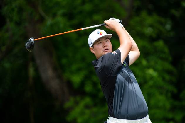 FORTH WORTH, TX - MAY 25: Sungjae Im of South Korea tees off on hole 6 during the first round of the Charles Schwab Challenge on May 24, 2023, at Colonial Country Club in Fort Worth, Texas. (Photo by Aric Becker Icon Sportswire) GOLF: MAY 25 PGA, Golf Herren - Charles Schwab Challenge EDITORIAL USE ONLY Icon230525107
