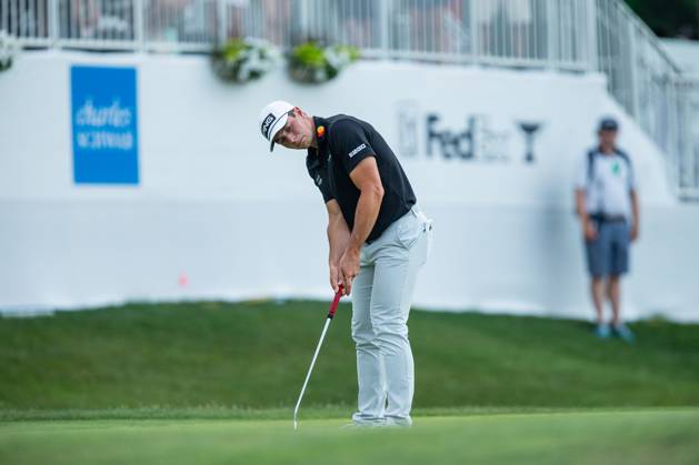 FORTH WORTH, TX - MAY 25: Viktor Hovland of Norway putts on hole 18 during the first round of the Charles Schwab Challenge on May 24, 2023, at Colonial Country Club in Fort Worth, Texas. (Photo by Aric Becker Icon Sportswire) GOLF: MAY 25 PGA, Golf Herren - Charles Schwab Challenge EDITORIAL USE ONLY Icon230525153