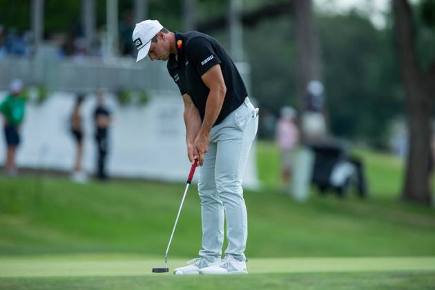 FORTH WORTH, TX - MAY 25: Viktor Hovland of Norway putts on hole 18 during the first round of the Charles Schwab Challenge on May 24, 2023, at Colonial Country Club in Fort Worth, Texas. (Photo by Aric Becker Icon Sportswire) GOLF: MAY 25 PGA, Golf Herren - Charles Schwab Challenge EDITORIAL USE ONLY Icon230525157