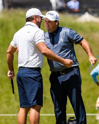 May 26, 2023, Potomac Falls, Virginia, USA: BROOKS KOEPKA and PATRICK REED greet each other before the first round of the LIV Golf DC event at Trump National Golf Club. KOEPKA won the PGA, Golf Herren Championship five days earlier. Potomac Falls USA - ZUMAb237 20230526_znp_b237_007 Copyright: xRobertxBlakleyx
