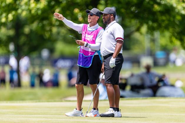 May 27, 2023, Potomac Falls, Virginia, USA: HAROLD VARNER III, the leader after the first round, confers with his caddie during the first hole of the second round of the LIV Golf DC event at Trump National Golf Club. Potomac Falls USA - ZUMAb237 20230527_znp_b237_009 Copyright: xRobertxBlakleyx