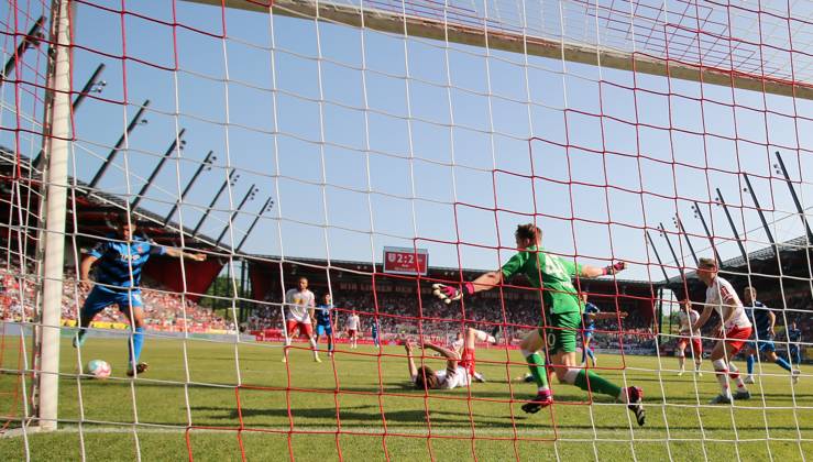 Tim Kleindienst (1. FC Heidenheim 1846) erzielt das Tor zum 2:3, scores the goal 2:3, Jonas Urbig (SSV Jahn Regensburg), 28.05.2023, Regensburg (Deutschland), Fussball, 2. Bundesliga, SSV Jahn Regensburg - 1. FC Heidenheim, DFB DFL REGULATIONS PROHIBIT ANY USE OF PHOTOGRAPHS AS IMAGE SEQUENCES AND OR QUASI-VIDEO.