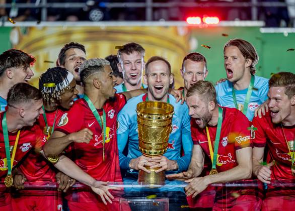 Leipzigs Torwart Torhueter Peter Gulacsi stemmt den Pokal in die Hoehe. DFB-Pokalfinale 2023 Eintracht Frankfurt - RB Leipzig 0:2. 3. Juni 2023 Olympiastadion, Berlin. SG Eintracht Frankfurt - RB Leipzig 0:2