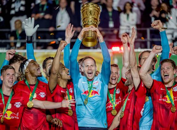 Leipzigs Torwart Torhueter Peter Gulacsi stemmt den Pokal in die Hoehe. DFB-Pokalfinale 2023 Eintracht Frankfurt - RB Leipzig 0:2. 3. Juni 2023 Olympiastadion, Berlin. SG Eintracht Frankfurt - RB Leipzig 0:2