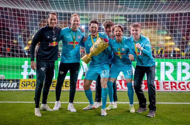 Leipzigs Torhueter-Team mit Torwart Torhueter Janis Blaswich, Torwarttrainer Frederik Goessling, Peter Gulacsi, Jonas Nickisch, Timo Schlieck und Oerjan Nyland jubeln nach dem Spiel mit dem Pokal. DFB-Pokalfinale 2023 Eintracht Frankfurt - RB Leipzig 0:2. 3. Juni 2023 Olympiastadion, Berlin. SG Eintracht Frankfurt - RB Leipzig 0:2