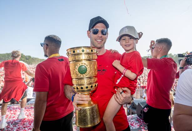 Das Team von RB Leipzig faehrt mit einem Autokorso vom neuen Rathaus der Stadt zur Festwiese und wird dort von tausenden von Fans erwartet, hier Torwart Torhueter Peter Gulacsi. Feier auf der Festwiese von RB Leipzig nach dem DFB-Pokalfinale 2023 gegen Eintracht Frankfurt. 4. Juni 2023 Festwiese Leipzig (Sachsen). Feier Festwiese RB Leipzig Pokalfinale 2023