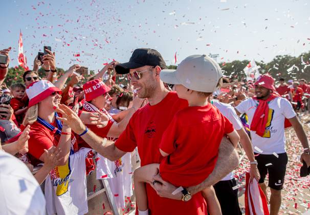 Das Team von RB Leipzig faehrt mit einem Autokorso vom neuen Rathaus der Stadt zur Festwiese und wird dort von tausenden von Fans erwartet, hier Torwart Torhueter Peter Gulacsi. Feier auf der Festwiese von RB Leipzig nach dem DFB-Pokalfinale 2023 gegen Eintracht Frankfurt. 4. Juni 2023 Festwiese Leipzig (Sachsen). Feier Festwiese RB Leipzig Pokalfinale 2023