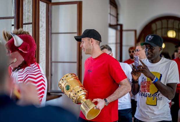 Das Team von RB Leipzig traegt sich im neuen Rathaus in das Goldene Buch der Stadt Leipzig ein, hier Torwart Torhueter Peter Gulacsi. Empfang RB Leipzig nach dem DFB-Pokalfinale 2023 gegen Eintracht Frankfurt. 4. Juni 2023 Neues Rathaus, Leipzig (Sachsen). Empfang RB Leipzig Pokalfinale 2023