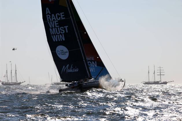 IMOCA von Seaexplorer Team Malizia um Boris Herrmann um gleisenden Gegenlicht während des Hafenrennens, Den Haag, The Ocean Race, Etappe 7, Niederlande, 13.06.2023