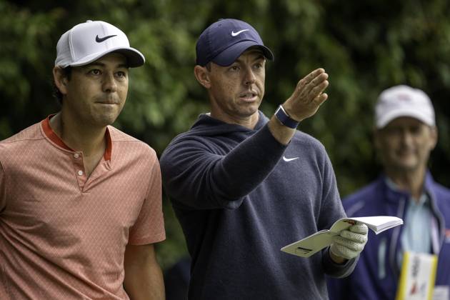 June 13, 2023, Los Angeles, California, USA: Golfer Rory Mcllroy discusses a shot with his caddy during a practice round for the 2023 US Open on June 13 at the Los Angeles Country Club. Los Angeles USA - ZUMAh234 20230613_zsp_h234_003 Copyright: xMarkxEdwardxHarrisx