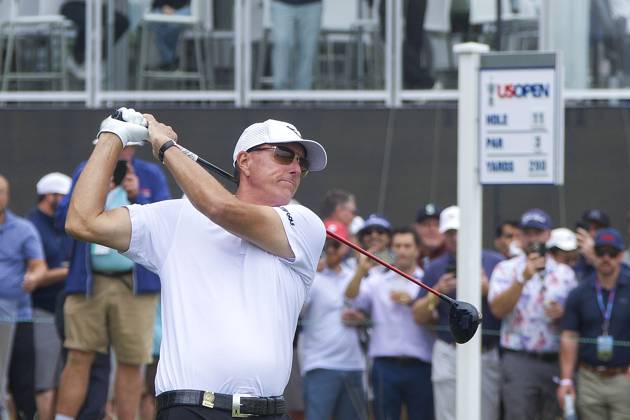 June 14, 2023, Los Angeles, California, USA: Phil Mickelson tees off during a practice round prior to the 123rd US Open Championship at The Los Angeles Country Club on Wednesday June 14, 2023 in Los Angeles, California. JAVIER ROJAS PI Los Angeles USA - ZUMAp124 20230614_zaa_p124_010 Copyright: xJavierxRojasx