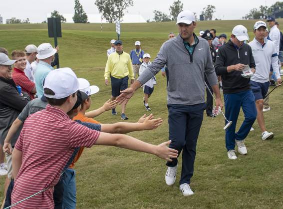 Scottie Scheffler greets some young fans as he leaves the 11th hole during the practice round for the 2023 U.S. Open at the Los Angeles Country Club in Los Angeles on Wednesday, June 14, 2023. .  LAP2023061505 MIKExGOULDING