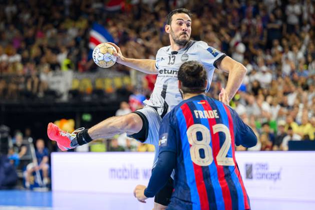 Sport Themen der Woche KW24 Koeln, Deutschland 17. Juni 2032: Handball EHF CL Final4 - 22 23 - Barca - Paris Saint Germain Petar Nenadic (Paris Saint-Germain), Luis Frade (Barcelona) Koeln Lanxess Arena Nordrhein-Westfalen Deutschland
