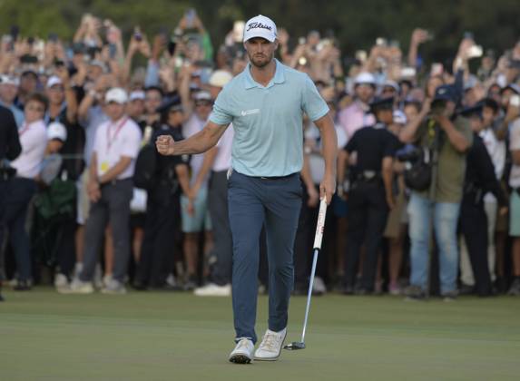 Wyndham Clark celebrates on the 18th green after winning the 2023 U.S. Open Golf Championship at the Los Angeles Country Club in Los Angeles, California on Sunday, June 18, 2023. The win is Clark s first major championship and he shot 64, 67, 69 and 70 for a 10-under-par 270.  LAP20230618778 MIKExGOULDING