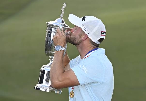 Wyndham Clark kisses his trophy after winning the 2023 U.S. Open Golf Championship at the Los Angeles Country Club in Los Angeles, California on Sunday, June 18, 2023. The win is Clark s first major championship and he shot 64, 67, 69 and 70 for a 10-under-par 270.  LAP202306187791 ALEXxGALLARDO