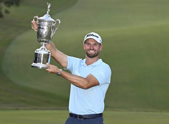Wyndham Clark celebrates with his trophy after winning the 2023 U.S. Open Golf Championship at the Los Angeles Country Club in Los Angeles, California on Sunday, June 18, 2023. The win is Clark s first major championship and he shot 64, 67, 69 and 70 for a 10-under-par 270.  LAP202306187790 ALEXxGALLARDO