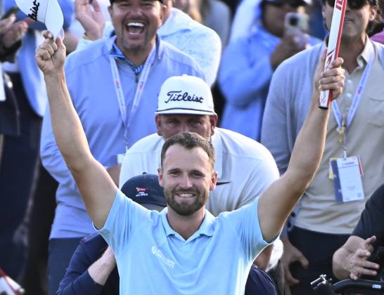 Wyndham Clark celebrates after winning the 2023 U.S. Open Golf Championship at the Los Angeles Country Club in Los Angeles, California on Sunday, June 18, 2023. The win is Clark s first major championship and he shot 64, 67, 69 and 70 for a 10-under-par 270.  LAP202306187805 ALEXxGALLARDO