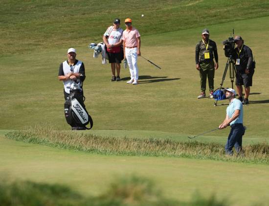 June 18, 2023: Golf 2023; Champion -Wyndham Clark wins the 2023 US Open, The Los Angeles Country Club, Los Angeles, California, USA. Wyndham is an American professional golfer from Denver and this was his first PGA, Golf Herren championship. Here Clark sends the ball onto the green from the trap on the 6th hole as Ricky Fowler looks on. - ZUMAmt3_ 20230618_zaf_mt3_003 Copyright: xScottxMitchellx