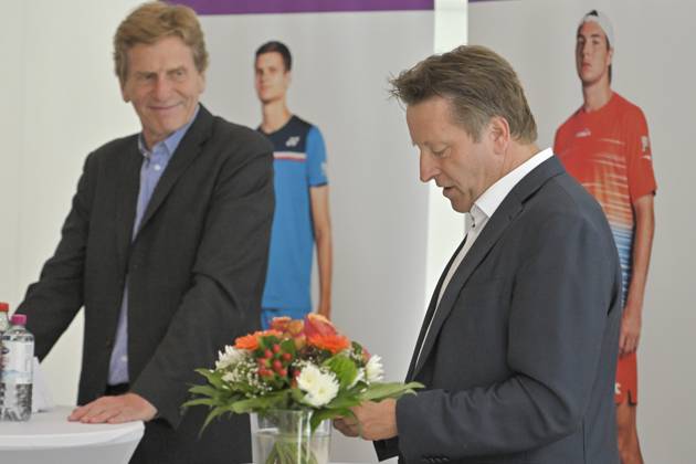 Dietloff von Arnim (li.) überreicht Ralf Weber den DTB Award für sein Lebenswerk 19.06.2023 Tennis Terra Wortmann Open, ATP, Tennis Herren World Tour 500, , OWL ARENA, Halle (Westfalen), NRW Germany