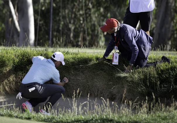 June 18, 2023, Los Angeles, California, USA: Golfer Rory Mcllroy locates his ball in the rough just above a greenside bunker on the 14th hole during the 4th round of the US Open on June 18, 2023. The official next to Mcllroy allowed him to have a free drop. Los Angeles USA - ZUMAh234 20230618_zsp_h234_020 Copyright: xMarkxEdwardxHarrisx