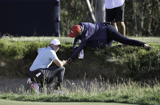 June 18, 2023, Los Angeles, California, USA: Golfer Rory Mcllroy after locating his ball in the rough just above a 14th hole greenside bunker during the 4th round of the US Open on June 18, 2023. The official next to Mcllroy allowed him to have a free drop. Los Angeles USA - ZUMAh234 20230618_zsp_h234_024 Copyright: xMarkxEdwardxHarrisx