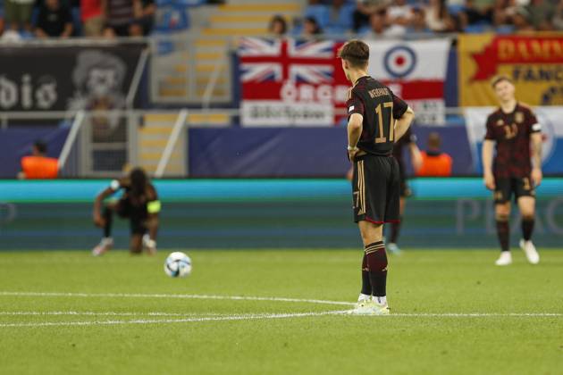 UEFA U21, U 21 EM, Deutschland - England, 3. Gruppenspiel, 28.06.2023, Batumi Noah WEISSHAUPT ( 17, Deutschland, SC Freiburg) schaut zu den jubelnden Englaendern, UEFA U21-Fussball-Europameisterschaft in Rumaenien und Georgien, Deutschland - England, 3. Gruppenspiel, 28.06.2023, Batumi Copyright: xBEAUTIFULxSPORTS Meuselx