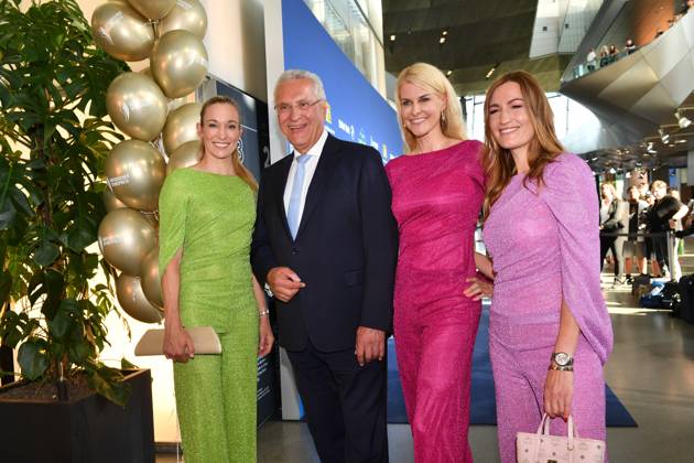 Christine Theis und Natascha Grün mit Joachim Herrmann Bayerischer Sportpreis 2023 Preis, Ehrung, Verleihung BMW Welt München 08. Juli 2023