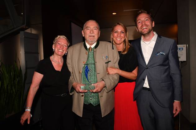 Wolfgang Kink mit Ehefrau und Kindern Bayerischer Sportpreis 2023 Preis, Ehrung, Verleihung BMW Welt München 08. Juli 2023