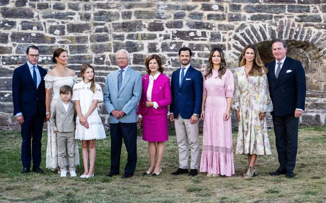 230714 Prins Daniel, kronprinsessan Victoria, prins Oscar, prinsessan Estelle, kung Carl Gustaf, drottning Silvia, prins Carl Philip,prinsessan Sofia, prinsessan Madeleine och herr Chris OÂ Neill under utdelningen av Victoriapriset den 14 juli 2023 i Borgholm. Copyright: SUVADxMRKONJIC BB230714SM062