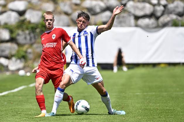 Royal Antwerp FC v Hertha BSC - Preseason SAALFELDEN, AUSTRIA - JULY 16 : Vermeeren Arthur midfielder of Antwerp FC battles for the ball with Fabian Reese midfielder of Hertha BSC during a friendly game between Royal Anwerp FC and Hertha Berlin SC on day 7 of their summer training camp on July 16, 2023 in Saalfelden, Austria, 16 07 2023 Saalfelden Austria  Copyright: xPeterxDexVoechtx