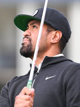 Mandatory Credit: Photo by Greig Cowie Shutterstock (14012011aq) Tony Finau on the practice chipping area The British Open Championship, Practice, Golf, Royal Liverpool Golf Club, Liverpool, UK - 17 Jul 2023 The British Open Championship, Practice, Golf, Royal Liverpool Golf Club, Liverpool, UK - 17 Jul 2023  Copyright: xGreigxCowie Shutterstockx 14012011aq